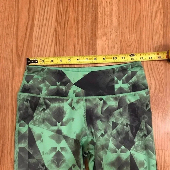 Z By Zella Green Black Geo Abstract Pattern Cropped Capri Leggings Women’s Small - Picture 11 of 11